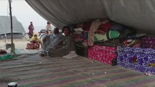 Po potvynių Pakistane gyventojai liko be pastogės: namus laikinai atstoja palapinės