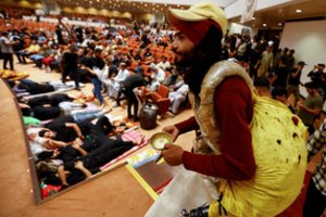 Šimtai protestuotojų antrą dieną nesitraukia iš stovyklos prie Irako parlamento