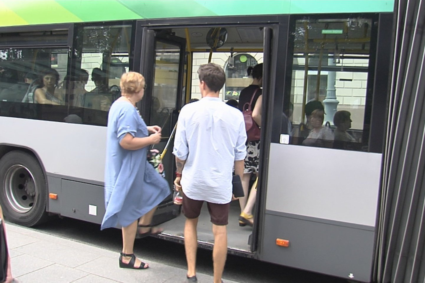 Vienas bilietas visoje šalyje – ir važiuojant troleibusu Vilniuje, ir keliaujant autobusu Kaune ar uostamiestyje, ir vykstant traukiniu į pajūrį.<br>Stop kadras.