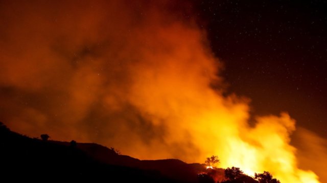 Užfiksuoti Kaliforniją siaubiantys gaisrai: ugnis nuniokojo milžiniškus plotus, evakuojami gyventojai