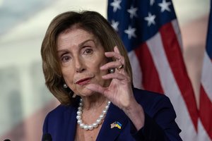 N. Pelosi pradėjo kelionę po Aziją, temdomą šešėlio dėl Taivano