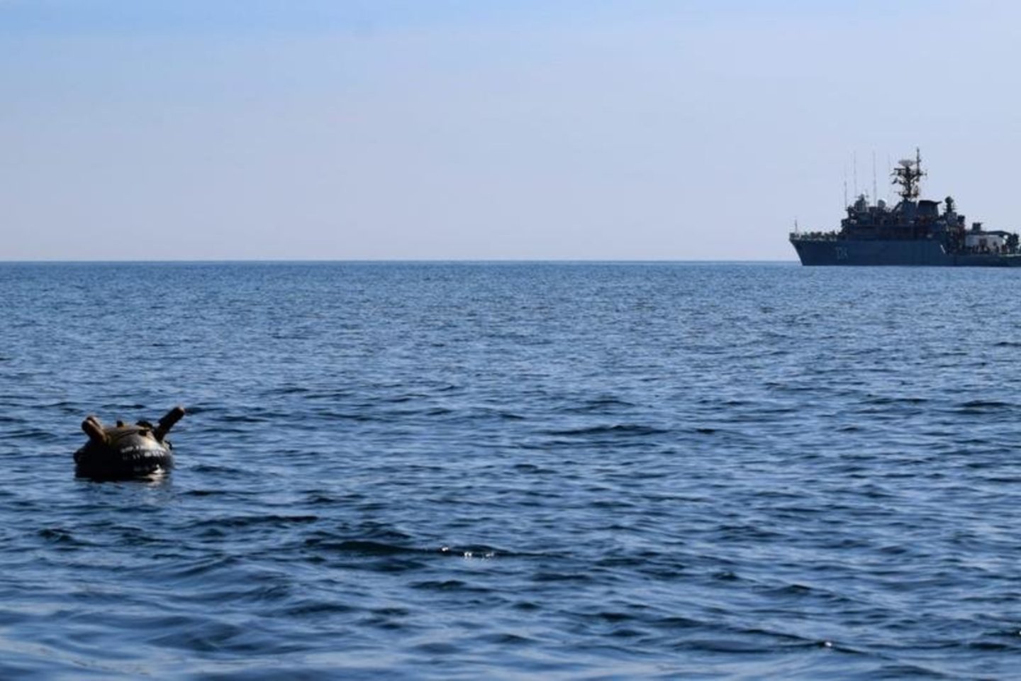 Netoli Rumunijos jūrų kurorto neutralizuota mina.<br>„Twitter“ nuotr.