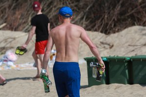 Tyrimas: alkoholį vartojančių asmenų skaičius išaugo, bet sumažėjo girtaujančių