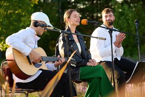 „X faktoriaus“ ir „Lietuvos balso“ dalyviai surengė koncertą – kūriniams atlikti pasirinko didžiulę levandų pievą