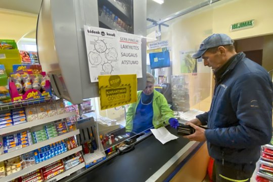 Prekybininkai jungia taupymo režimą: parduotuvėse išjungia apšvietimą, statosi saulės elektrines