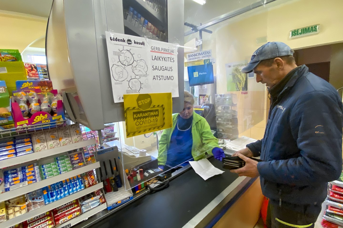 Įjungti taupymo režimą tenka ir Panevėžio rajone veikiančioms parduotuvėms.<br>V.Ščiavinsko nuotr.
