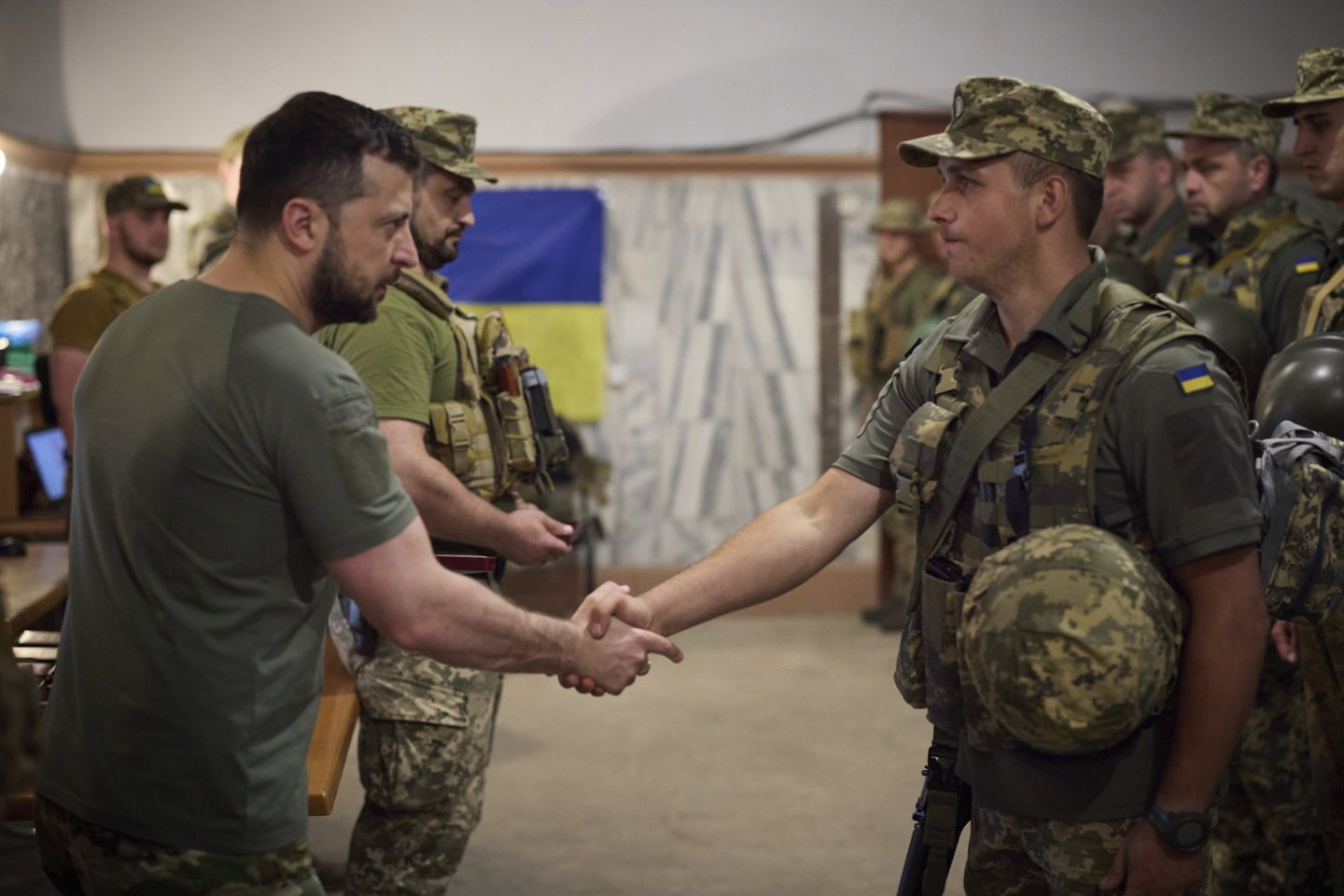 Karas Ukrainoje. V. Zelenskis lanko ir apdovanoja karius Dniepropetrovske.<br>AP/Scanpix nuotr.