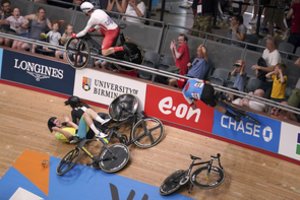 Nemalonus incidentas Anglijoje – olimpinis čempionas išlėkė iš treko ir rėžėsi į žiūrovus