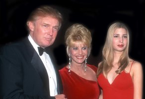 D. Trumpas pirmąją žmoną palaidojo savo golfo aikštyne: taip siekia naudos sau?