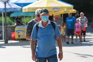 Lietuvoje plintanti nauja COVID-19 atmaina mažiau baisi vienai žmonių grupei: profesorė įvardijo už skiepus ir amžių svarbesnį veiksnį