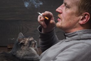 Rūkymas nuodija ir naminius augintinius: labiausiai kenčia rūkančių šeimininkų katės