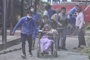 Indijoje dėl dujų nuotėkio siuvykloje hospitalizuota 112 moterų