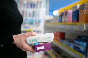 Dėl šios klaidos odą nusėja pūslės: vaistininkė įspėjo, kokius vaistus vasarą vartoti ypač atsargiai