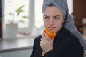 Tyrimas atskleidė: dažnas COVID-19 simptomas – ženklas, kad liga galėjo pažeisti smegenis