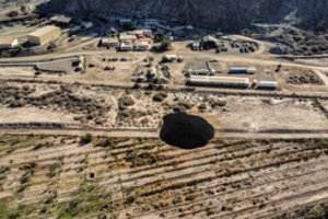 Čilėje atsivėrė didžiulė smegduobė