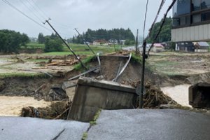 Japoniją merkia smarkios liūtys: griūva tiltai, 200 tūkst. gyventojų raginama evakuotis