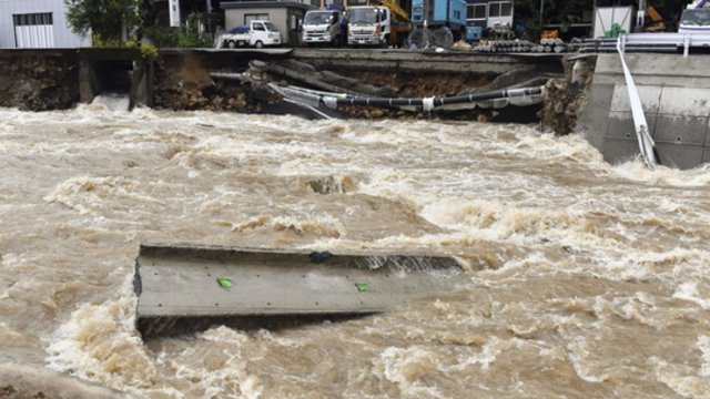 Smarkios liūtys Japonijoje: upės išsiliejo iš krantų, sugriuvo tiltų, gyventojai raginami evakuotis