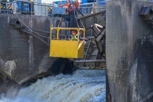 Panevėžyje iš marių iškeliama sulūžusi užtvara, ribojamas eismas