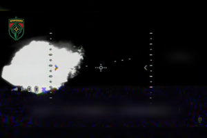 Rusų techniką naikina ir savadarbiai dronai: įspūdingai sučiupo užsimaskavusius okupantus