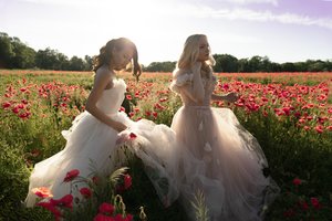 Mados namų „InŽi“ vestuvinės suknelės įamžintos aguonų lauke surengtoje fotosesijoje