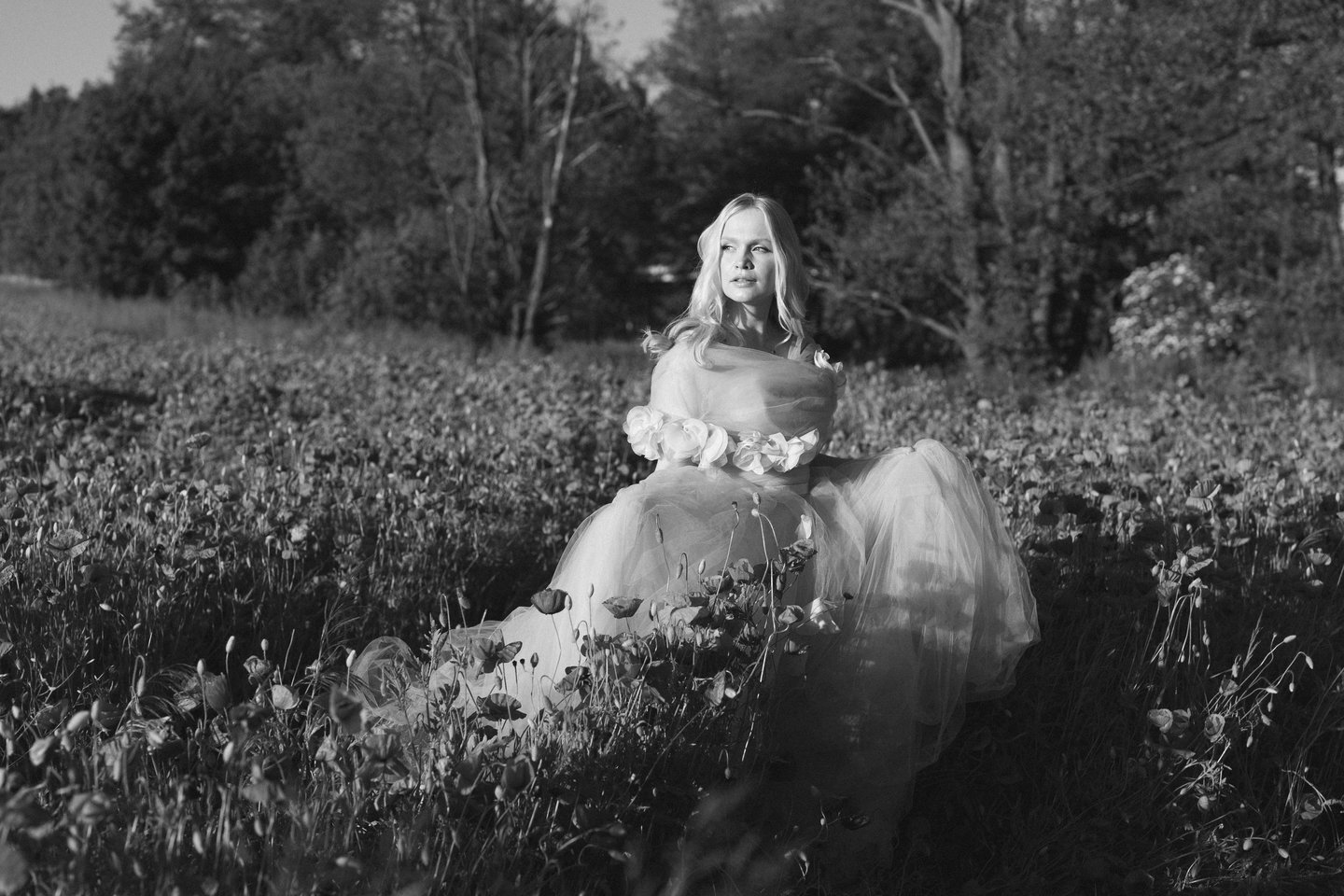  Ingridos Rutkauskaitės-Naujokės kurtos vestuvinės suknelės įamžintos aguonų lauke surengtoje fotosesijoje.<br> Ūka photography nuotr. 