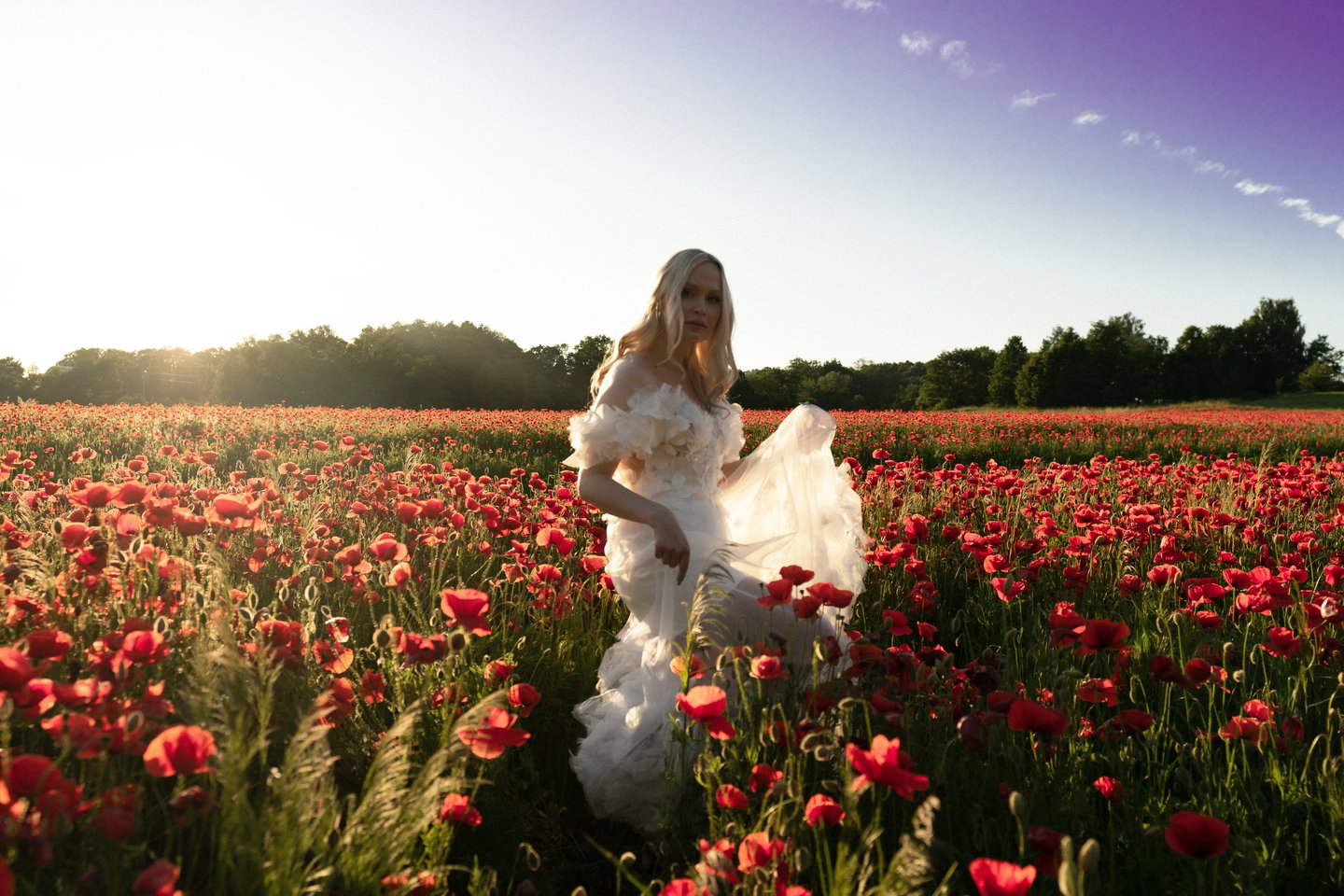  Ingridos Rutkauskaitės-Naujokės kurtos vestuvinės suknelės įamžintos aguonų lauke surengtoje fotosesijoje.<br> Ūka photography nuotr. 