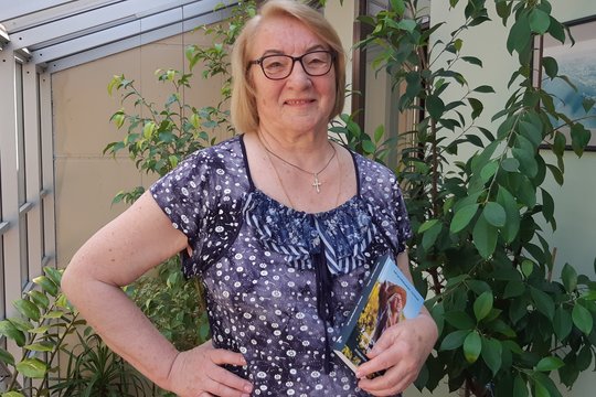 Eiliuotų linkėjimų knygą išleidusi pedagogė: „Kad sukurtum ką nors jaudinančio, turi žmogų pažinti“ 