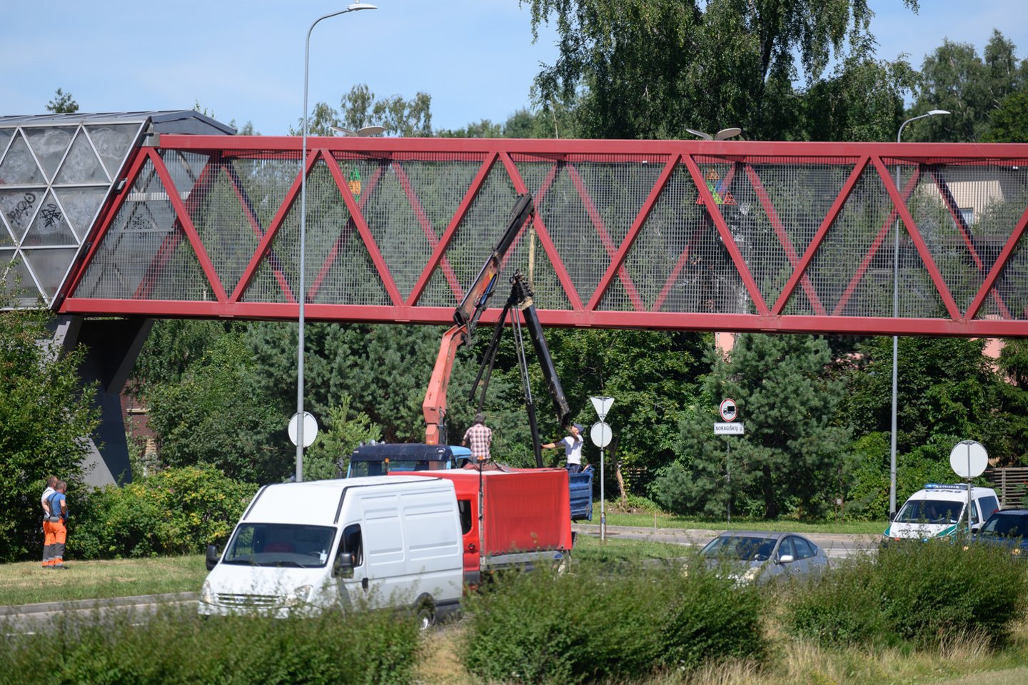 Vilniuje vilkikas taranavo viaduką, po smūgio pažiro krovinys.<br> V.Skaraičio nuotr.