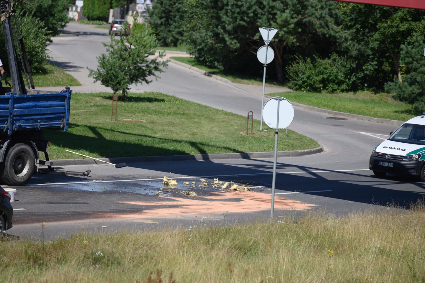 Vilniuje vilkikas taranavo viaduką, po smūgio pažiro krovinys.<br> V.Skaraičio nuotr.