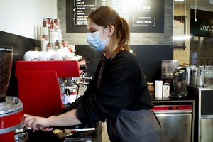 Lietuvoje augant COVID-19 užsikrėtimų skaičiui atsakė, ar verslus gali tekti vėl apriboti