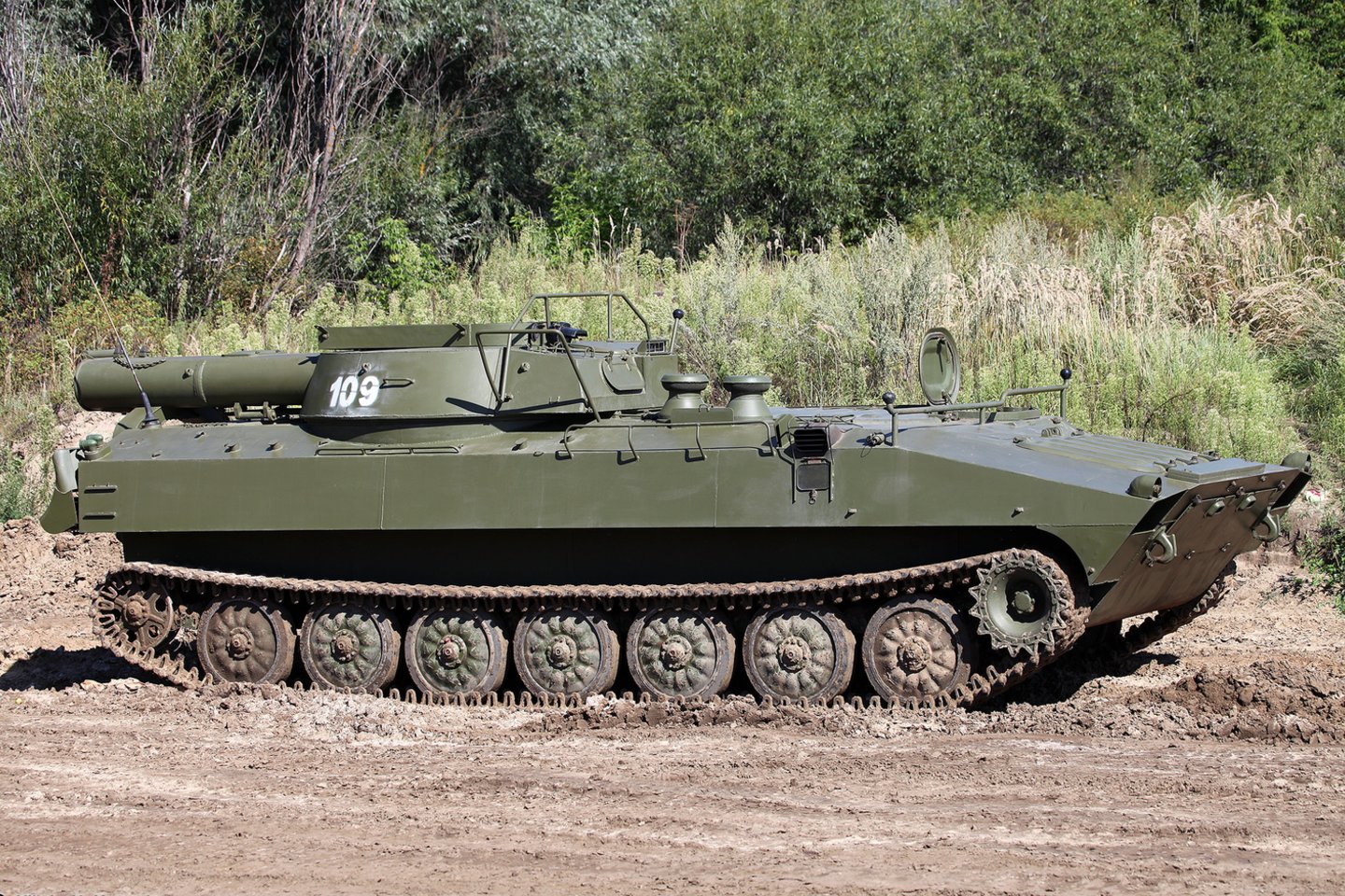  Ukrainos ginkluotųjų pajėgų 112-oji teritorinės gynybos brigada praneša, kad likvidavo minų šalinimo automobilį „UR-77 Meteorit“.<br> Wikimedia Commons.