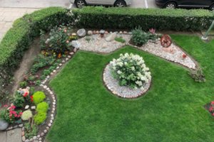 Daugiabučio gėlynais besirūpinanti klaipėdietė: „Esu kaimo mergaitė užaugusi su gėlėmis“