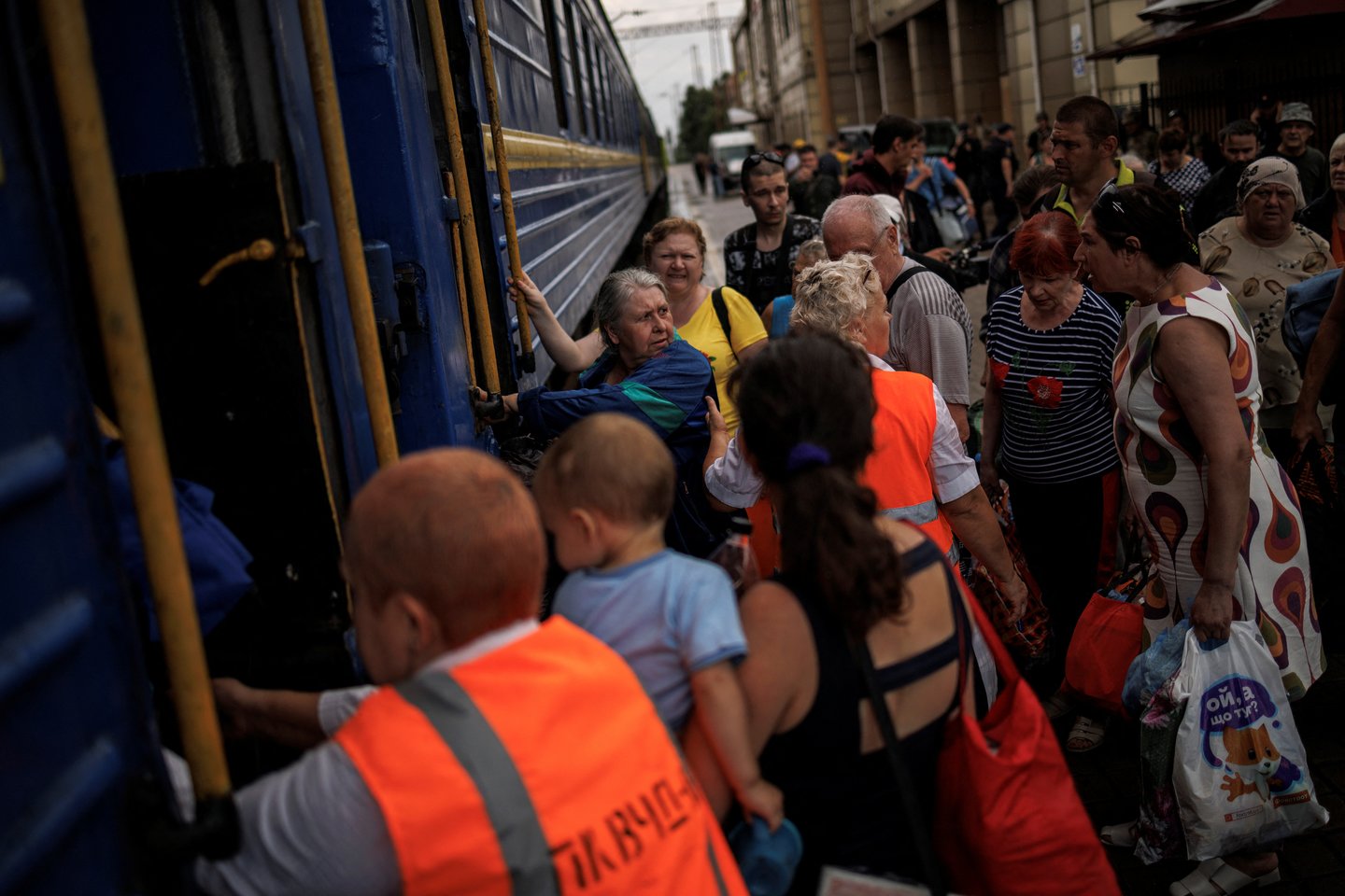 Karas Ukrainoje. Ukrainiečių evakuaciją į Dnipro ir Lvovo miestus.<br>Reuters/Scanpix nuotr.