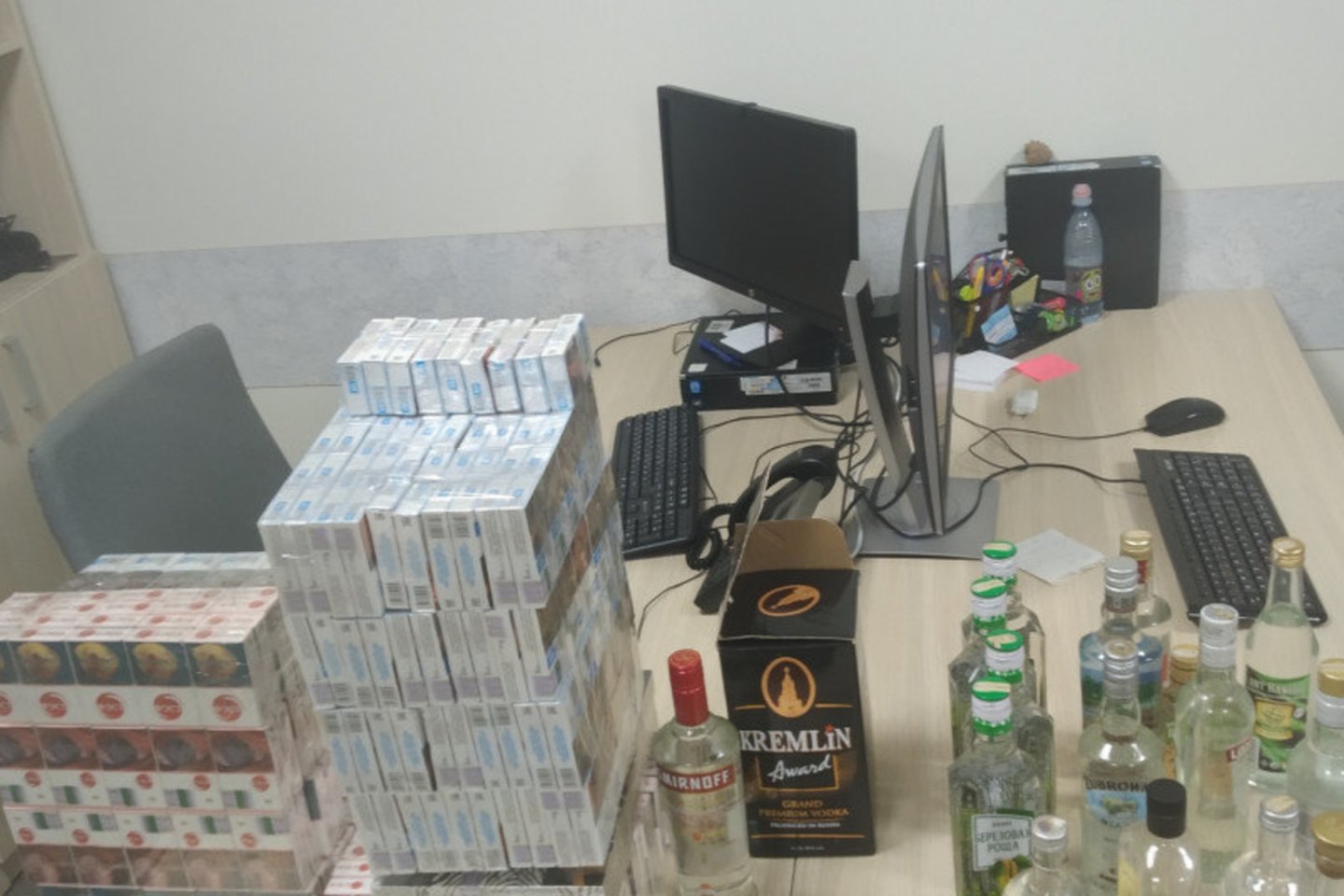  Sostinės pareigūnai demaskavo kelis „taškus“: juose rasta kontrabandinių rūkalų, alkoholio ir naminukės.<br> Vilniaus apskrities VPK nuotr.