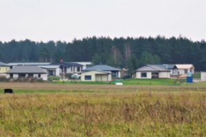 Šiame simpatiškame mieste namų su sutvarkyta aplinka kaina net neperlipa 1,3 tūkst. eurų už kv. m