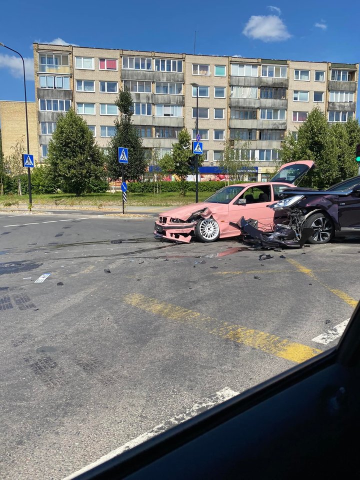  Per avariją Vilniuje sudaužytas rožinis BMW.<br> Facebook/Austės R. nuotr.