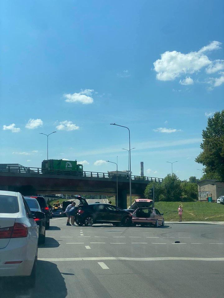  Per avariją Vilniuje sudaužytas rožinis BMW.<br> Facebook/Austės R. nuotr.
