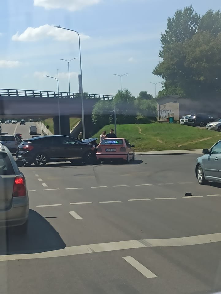  Per avariją Vilniuje sudaužytas rožinis BMW.<br> Facebook/Kazio X. nuotr.