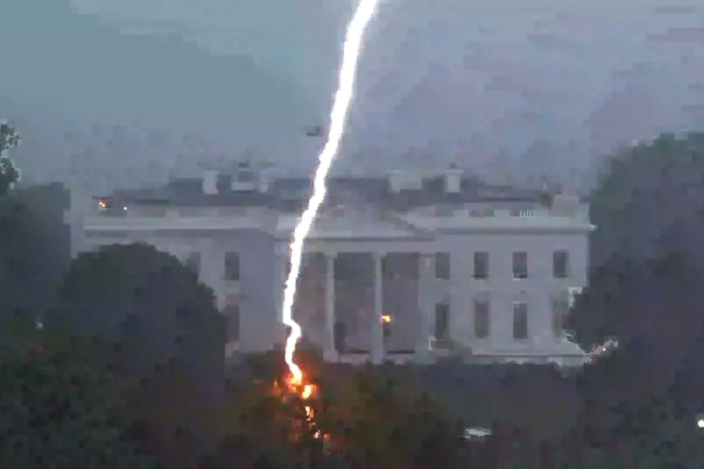  Žaibas trenkė visai šalia Baltųjų rūmų.<br> Reuters/Scanpix nuotr.