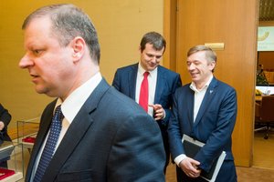 Valdantiesiems svarstant į Taivaną siųsti aukšto rango pareigūną, opozicija ragina nedaryti vienašališkų sprendimų