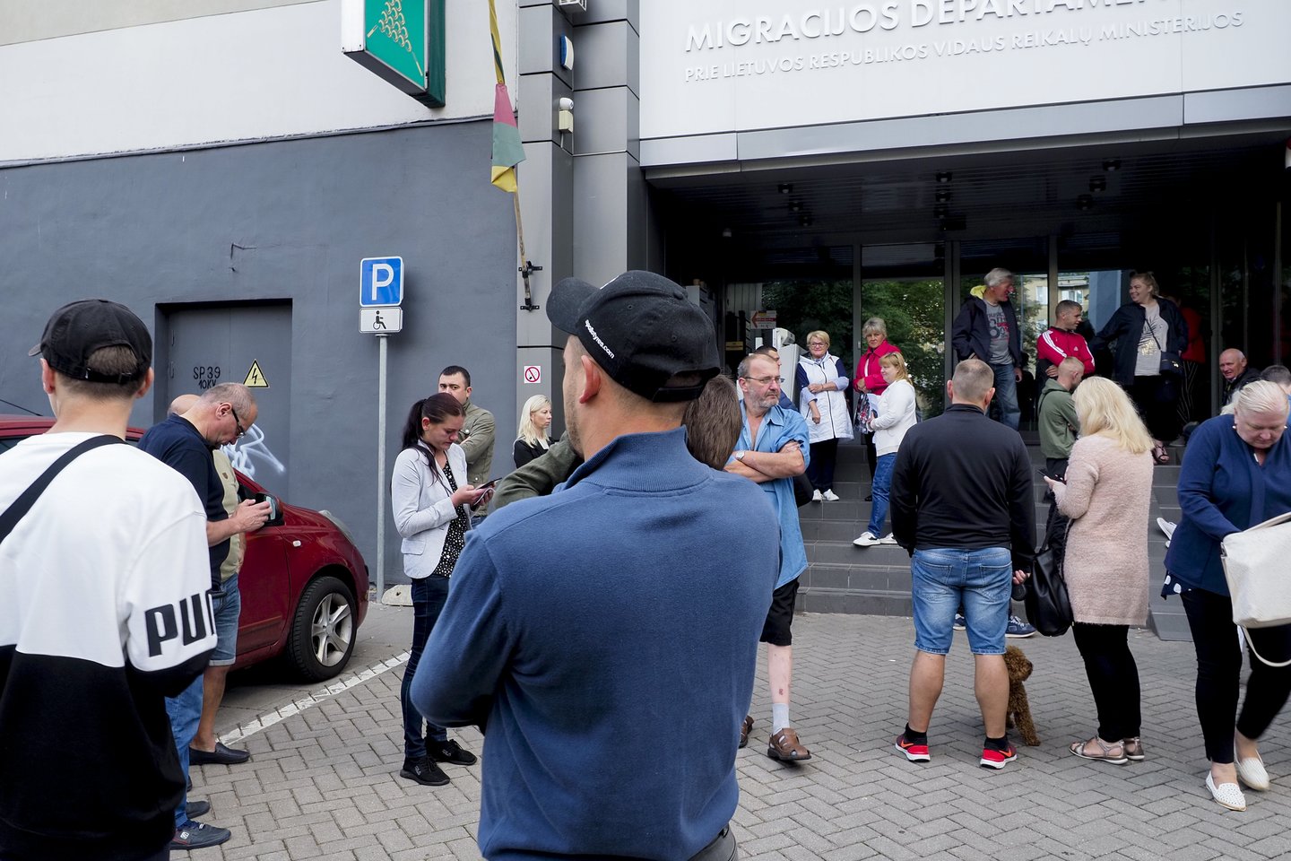 Iki 7 val. 30 min., kai Migracijos departamento Vilniaus skyrius pradeda darbą, Vytenio gatvėje rikiuojasi ilgiausios eilės, kurių daugiau niekur nepamatysi.<br>V.Ščiavinsko nuotr.