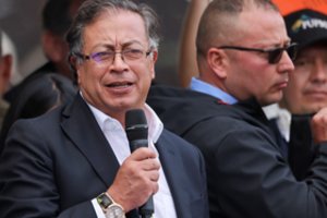 Kolumbijoje prisaikdinamas pirmas kairiųjų pažiūrų prezidentas