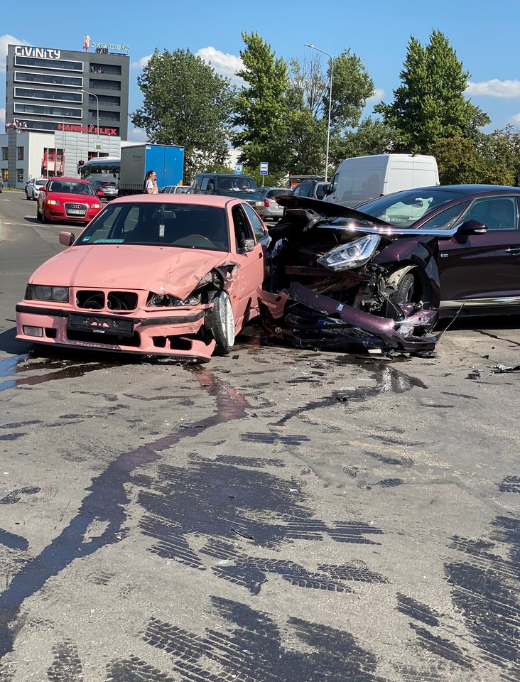  Per avariją Vilniuje sudaužytas rožinis BMW.<br> BMW vairuotojo nuotr.