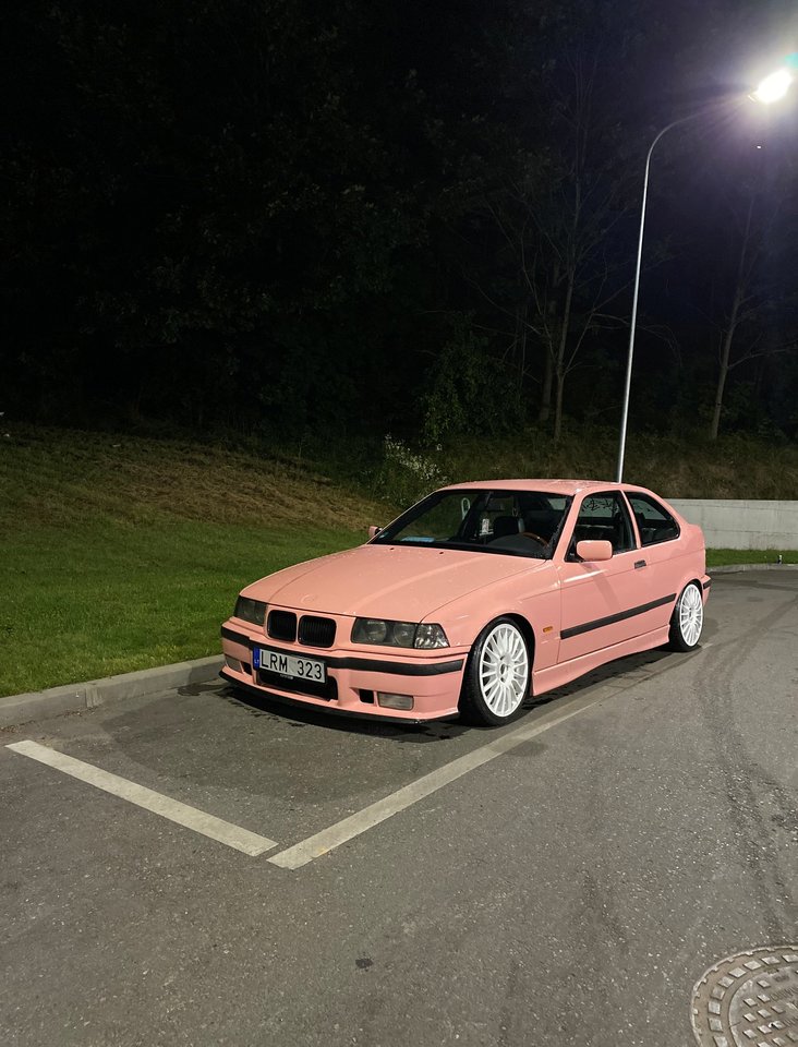  Per avariją Vilniuje sudaužytas rožinis BMW.<br> BMW vairuotojo nuotr.