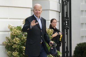 J. Bidenas pirmą kartą po izoliacijos dėl COVID-19 išvyko iš Baltųjų rūmų