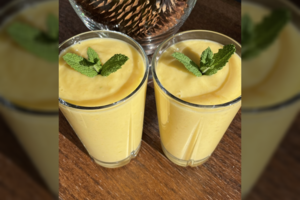 Gaivinantis jogurto gėrimas su bananais ir mangais: nepamėgti jo neįmanoma