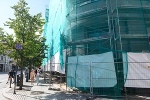 Kraupi nelaimė sostinėje: nuo 3 aukštų pastato stogo nukrito vyras