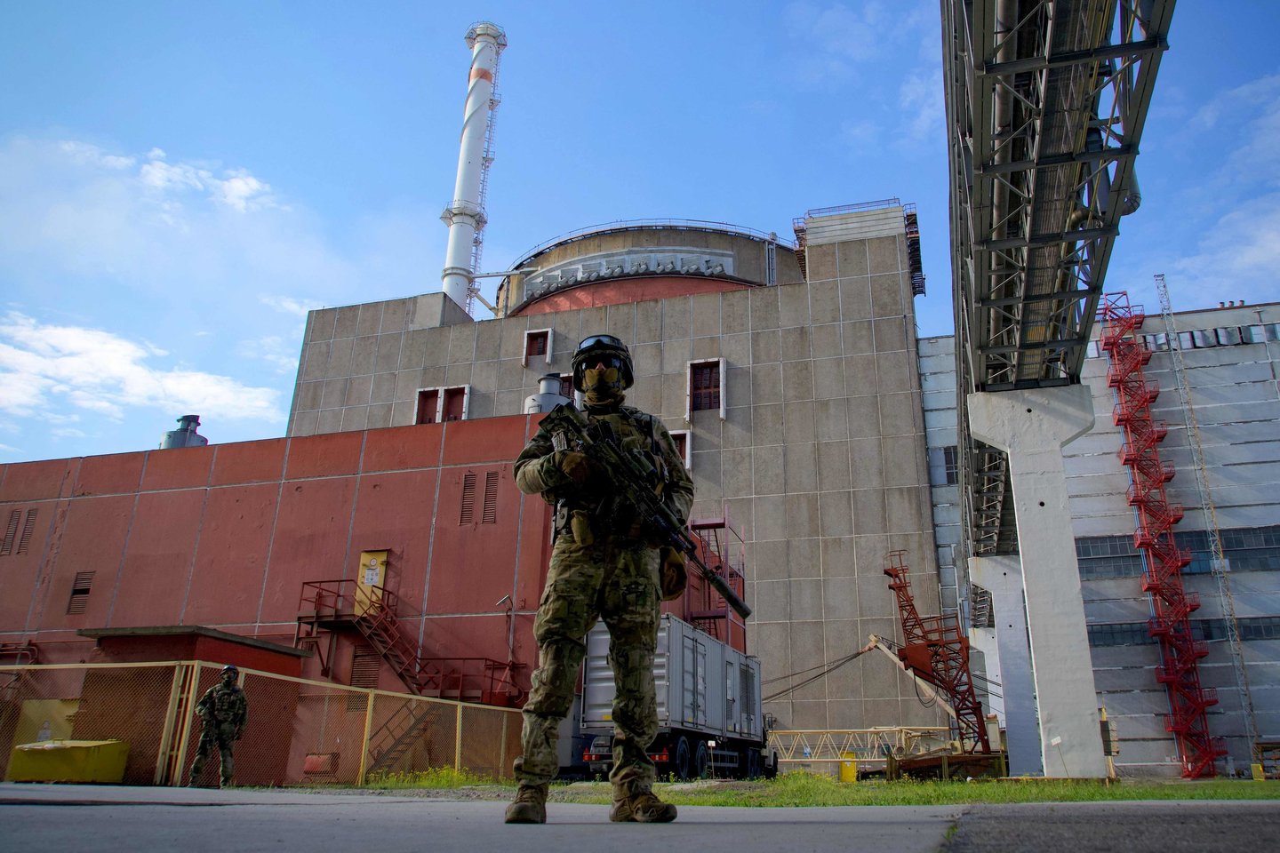 Pastarosiomis dienomis Zaporižios atominės elektrinės teritorijoje buvo suduota smūgių, per kuriuos buvo apgadinti keli statiniai, o vieną reaktorių teko sustabdyti. <br>AFP / Scanpix