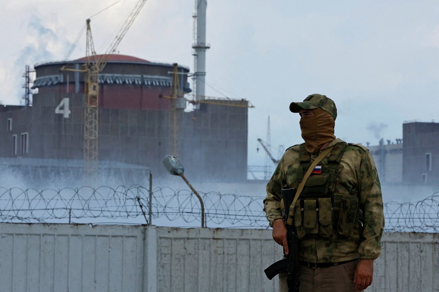 Pastarosiomis dienomis Zaporižios atominės elektrinės teritorijoje buvo suduota smūgių, per kuriuos buvo apgadinti keli statiniai, o vieną reaktorių teko sustabdyti. <br>Reuters/Scanpix nuotr.