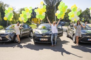 „Iki“ tęsia automobilių dalybas: 3 laimingosioms įteikti visureigių rakteliai, didysis prizas – dar laukia